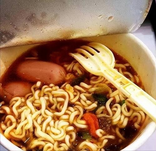 爆料的方便面能吃吗视频,爆料的“能吃吗”视频引发热议  第2张